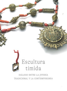 Escultura tímida : diálogo entre la joyería tradicional y la contemporánea